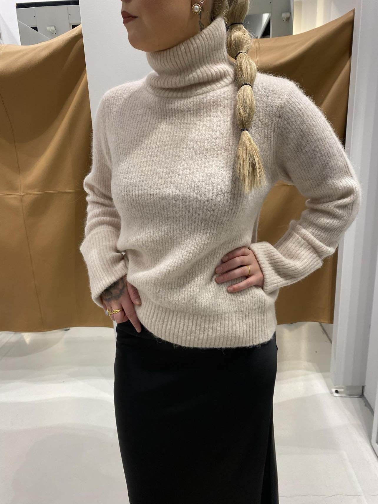 Sia Ras HIgh Neck Strikket Genser - Birch